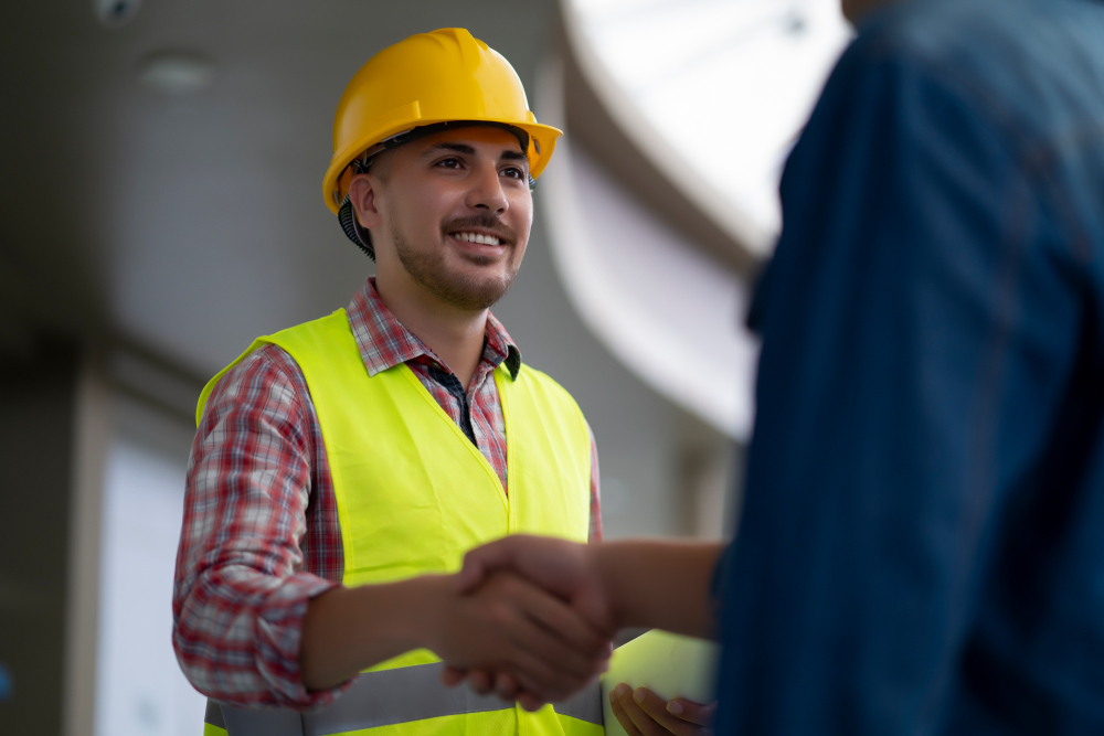 工程师安全帽和和客户握手协议成功的工作